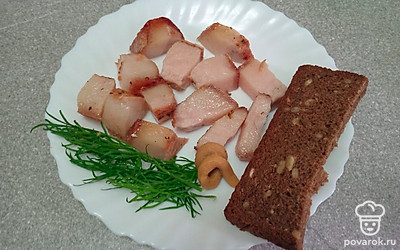 Подавайте закуску, нарезав на кусочки, с горчицей, черным хлебом и зеленью. 