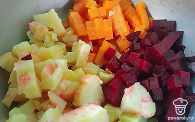 Очистите овощи и нарежьте кубиком.