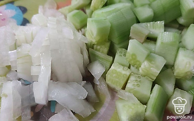 Свежий огурец и лук нарежьте мелко.