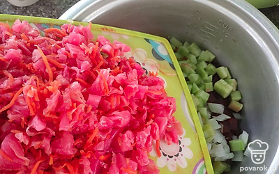 Добавьте квашеную капусту и горошек. Заправьте подсолнечным маслом, посолите по вкусу и перемешайте.