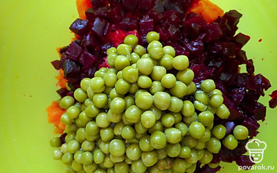 Плюс добавляем зеленый горошек, оливковое масло и соль по вкусу. Винегрет перемешиваем.