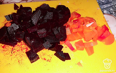 Отварить картофель, морковь, свеклу и грибы. Почистить и порезать свеклу и морковь.