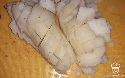 Очистить и порезать картофель.