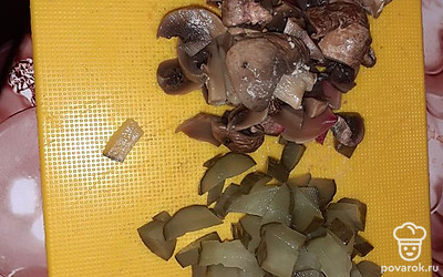 Мелко нарезать грибы и соленый огурец.