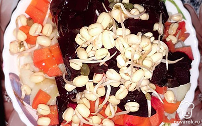 Перемешать ингредиенты, добавив ростки маша. Заправить оливковым маслом.