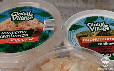 Взять из банки квашеную капусту и соленые огурцы. 