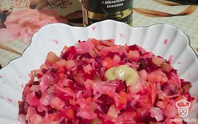 Нарезать картофель, морковь, свёклу небольшими кубиками. Одну небольшую луковицу мелко нарезать. Посолить, добавить щепотку зиры и немного горчицы. Заправить винегрет растительным маслом и все тщательно перемешать. И дать винегрету немного настояться,чтобы он был ароматным. 