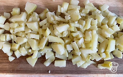 Отварной картофель нарежьте кубиком.