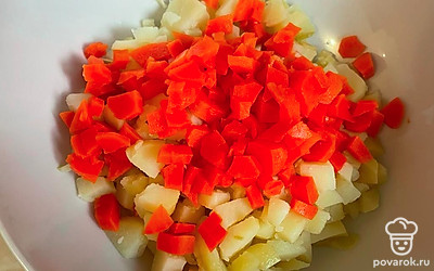 Добавьте отварную морковь к картофелю.