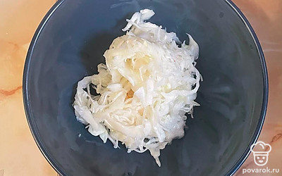 Выложите квашеную капусту.