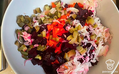 Мелко порубите лук, огурцы и свеклу.