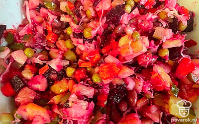 Добавьте горошек и фасоль. Салат заправьте маслом.