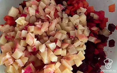 Нарезать овощи кубиками.