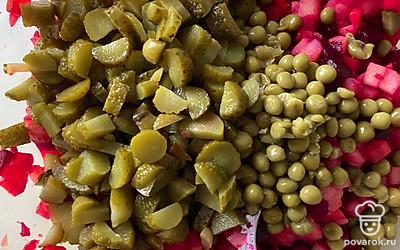 Добавить горошек и нашинкованный маринованный огурец.