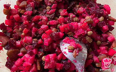 Долить масло, соль, перец и горчицу, перемешать.