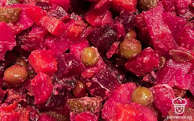 Секрет вкусного салата — это запеченные овощи и горчица.