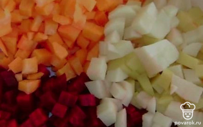 Нарезать все овощи мелкими кубиками, примерно размером с горшину.