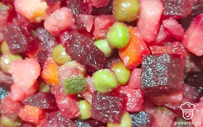 Смешать все овощи в подходящей посуде.