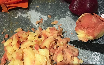 Порежьте все овощи размером примерно с горошину, довольно мелко.