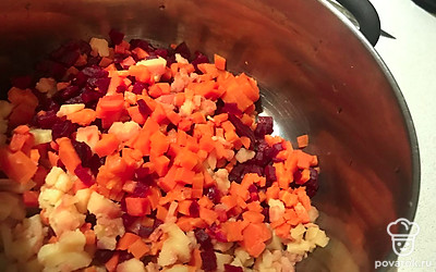 Перемешайте все овощи, посолите и поперчите по вкусу. Для заправки смешайте немного дижонской горчицы и растительного масла можно, добавьте немного уксуса.