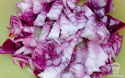 Поставить варить свеклу, картофель и морковь. Лук мелко нарезать, залить 1 столовой ложкой уксуса, добавить сахар, соль и немного размять его ложкой.