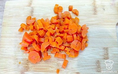 Отварную морковь и мелко порезать.