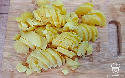 Отварной картофель порезать мелкими кубиками.