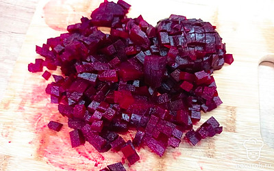 Отварную свеклу порезать на мелкие кубики.