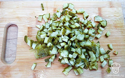 Соленые огурцы порезать на мелкие кубики.