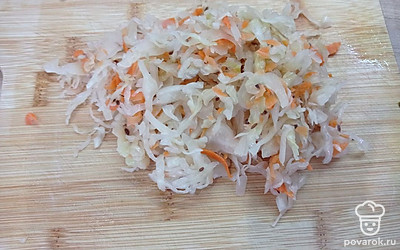 Квашенную капусту достать из банки, отжать весь сок, если капуста крупно нашинкована, то порубить ее помельче.