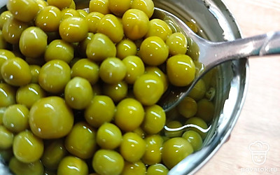 С консервированного горошка слить воду.