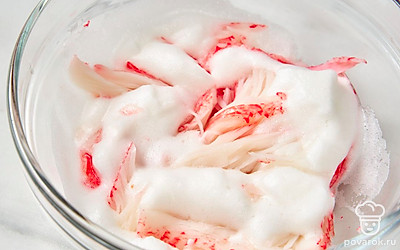 Всыпьте в миску с белками соль и черный перец. Взбейте все венчиком до пышной пены. Опустите в белковую массу мясо краба и оставьте на 15-20 минут.