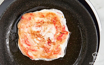 Поставьте сковороду на огонь выше среднего, разогрейте на ней подсолнечное масло. Опустите в горячее масло палочки крабового мяса в белковой смеси, хорошо обжарьте со всех сторон 4-5 минут, чтобы белковый кляр стал слегка золотистым. Переложите готовые «Крабовые палочки» на сервировочное блюдо.