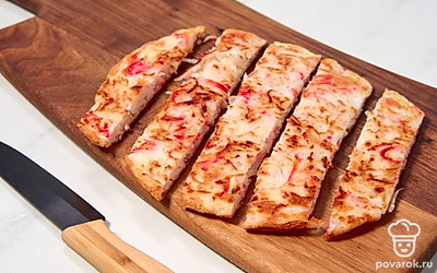Нарежьте лепешку на несколько палочек.