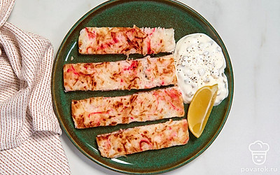 Подайте крабовые палочки с соусом тартар и долькой лимона. 