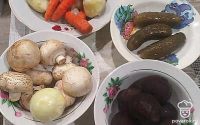 Отварите картофель, свеклу, морковь.