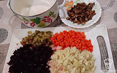 Нарежьте кубиками отваренные овощи и соленые огурцы.