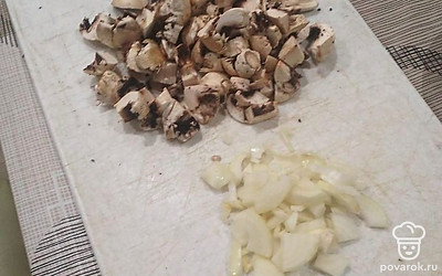 Нарежьте лук на мелкие кусочки и шампиньоны на пластины.