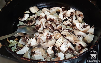 На сковороде обжарьте порезанный лук и шампиньоны.