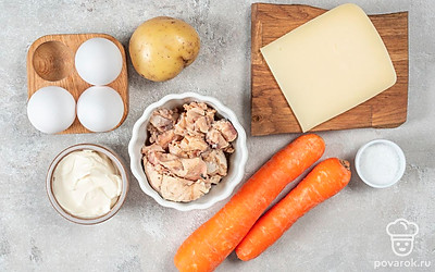 Помойте и отварите картофель и морковь. Почистите готовые овощи. Сварите яйца вкрутую, остудите и очистите. Подготовьте терку и кулинарное кольцо.