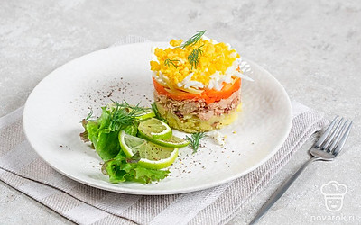 Готовый салат «Мимоза» украсьте веточками свежего укропа.