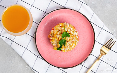 Украсьте салат веточкой петрушки.