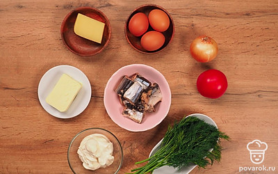 Расположите удобно все продукты. Вымойте овощи, зелень и яйца, обсушите их бумажными полотенцами. Подготовьте яйца. Выложите в ковш яйца, залейте водой и сварите вкрутую. Варите около 10-12 минут после закипания. Затем остудите под холодной проточной водой и почистите их. Лук очистите. Подготовьте салатник и терку. Положите в морозильную камеру сливочное масло.