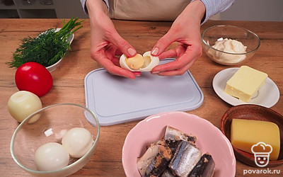 Отделите белки от желтков и натрите белки на крупной терке, а желтки на мелкой.