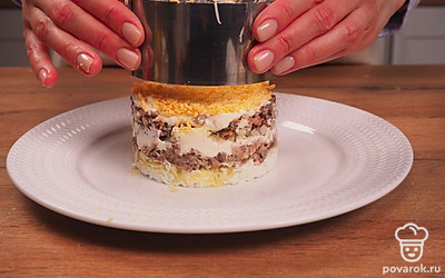 Приступайте к формированию салата. Выложите в салатник слои продуктов, промазывая каждый майонезом. Сначала яичный белок, затем сыр, далее половину рыбных консервов. Затем выложите лук, масло, оставшиеся консервы и желтки. Подавайте охлажденным.