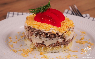 Салат мимоза с маслом и сыром украсьте нарезанной заленью и ломтиками свежего помидора.