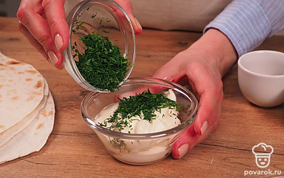 Приготовьте салат. Добавьте рубленую зелень в майонез, перемешайте.