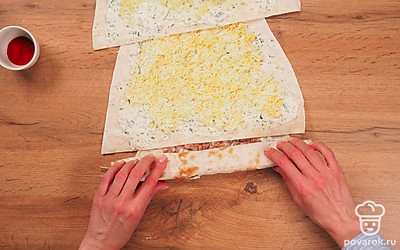 Заверните салат в лаваш. Разложите все три лаваша рядом друг с другом. Смажьте их майонезом. На первый лаваш выложите консервированный тунец. Распределите по всей площади. На второй лаваш выложите тертый сыр. На третий – тертые вареные яйца. Первый лаваш закрутите в рулет, положите на край второго лаваша и скрутите, как бы укутывая первый рулет во второй лаваш. Так же поступите с третьим лавашем: на его край положите готовый двойной рулет и скрутите. Нарежьте салат на порции.