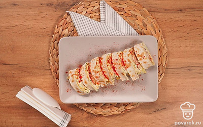 Готовые рулетики посыпьте паприкой для более яркого вида и пряного вкуса.