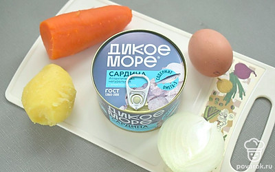 Подготовьте все ингредиенты. Для рецепта используется сардина с добавлением масла. Предварительно отварите для салата картошку, морковь и куриные яйца. Очистите репчатый лук. 